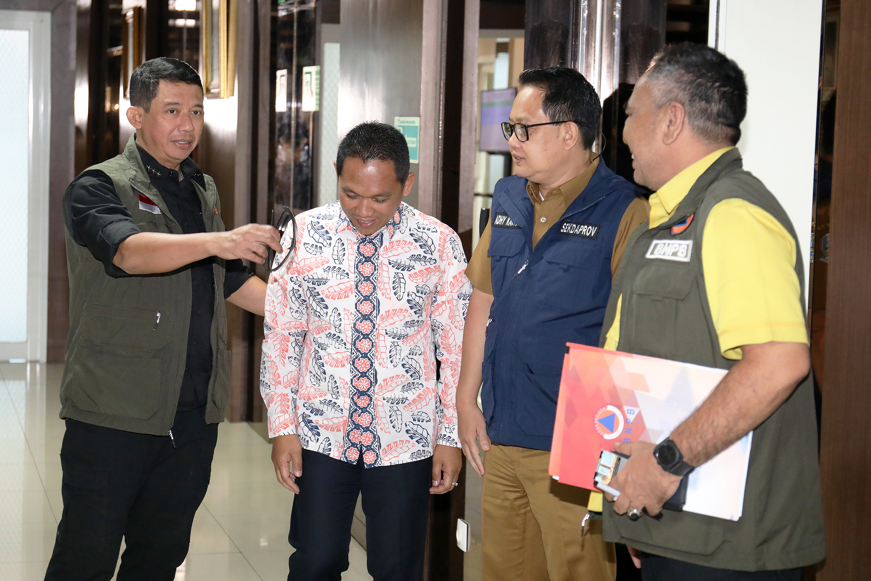Kepala BNPB Letjen TNI Suharyanto (kiri) berbincang dengan Bupati Lumajang Thoriqul Haq (dua kiri), Sekda Pemprov Jawa Timur Adhy Karyono (dua kanan) dan Deputi Bidang Rehabilitasi dan Rekonstruksi BNPB, Jarwansyah (kanan) usai mengadakan pertemuan di Gedung Graha BNPB, Jakarta Timur, Selasa (11/7).